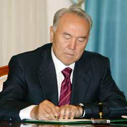 Назарбаев поручил разобраться с проблемами в БТА и Альянс Банках