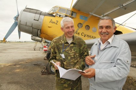 В бой за урожай идут летчики...