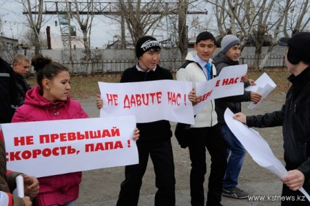 На Костанайские дороги снова вышли люди с транспарантами: «Мы хотим жить!» и «Не давите нас!». На этот раз в районе КСК