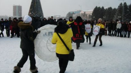 Трехметровый презерватив изготовили в Семее (фото)