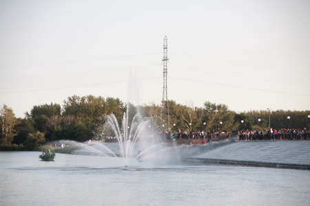 Набережную открыли под ретро-музыку, шум плавающего фонтана и аплодисменты фейерверку