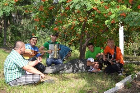 Всё по-соседски, нажимаем на мучное и вторые в памятном забеге