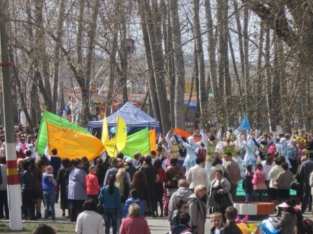 Май! Мир! Единство! Все в парк!