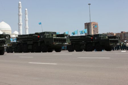 Назарбаев принял участие в праздничном параде в Астане (фото)