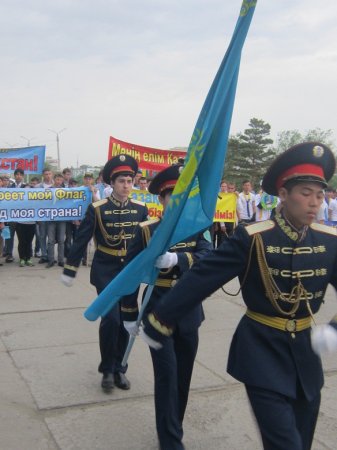 Приветствуя символы страны