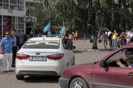 Участников международного автопробега торжественно встречали во время празднования Дня Конституции