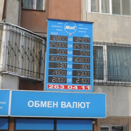 Казахстанцы активно скупают доллары, но ажиотажа нет