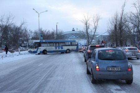 На дорогах Костаная из-за гололеда много аварий