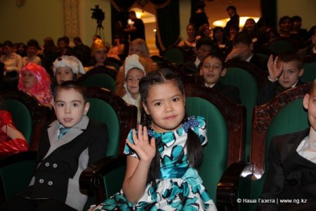 Детей-сирот и детей, оставшихся без попечения родителей, поздравил с наступающим Новым годом аким области