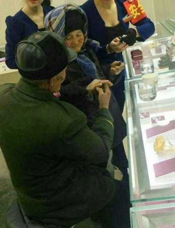 80-летний китайский дворник купил жене кольцо с бриллиантом (фото)
