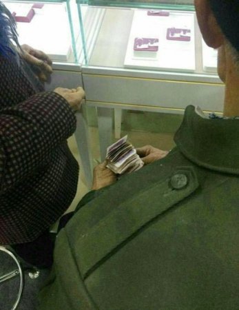 80-летний китайский дворник купил жене кольцо с бриллиантом (фото)
