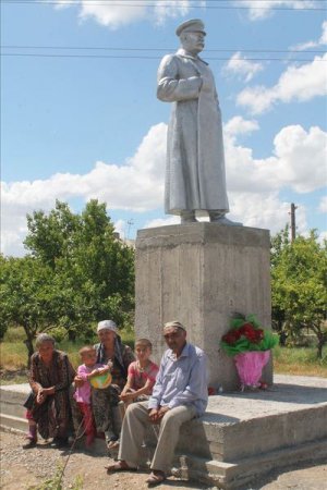 В селе близ Туркестана восстановили памятник Сталину