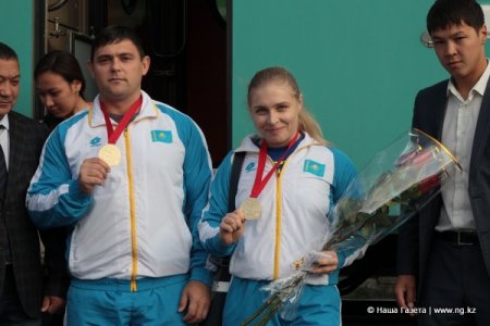 Костанайские пауэрлифтеры вернулись домой с золотыми медалями чемпионата Азии