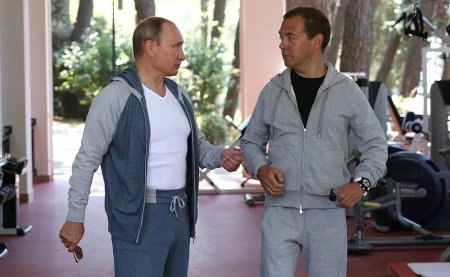 Путин и Медведев вместе сделали зарядку и пожарили барбекю