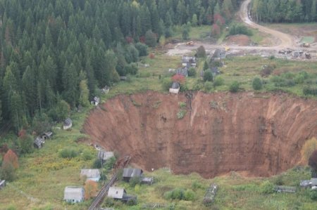 Половина российского поселка провалилась под землю (фото, видео)