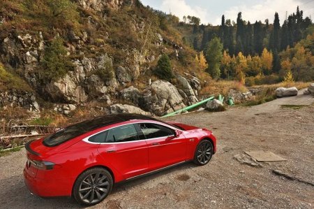 Tesla: как живется электромобилю в нефтяной стране?