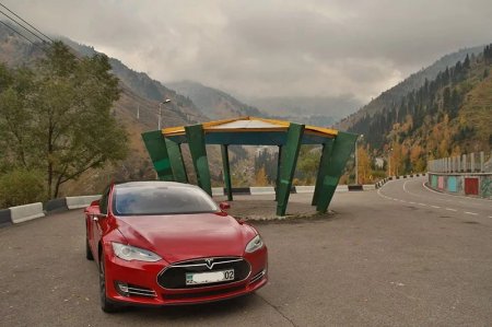 Tesla: как живется электромобилю в нефтяной стране?