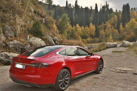 Tesla: как живется электромобилю в нефтяной стране?