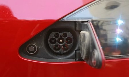 Tesla: как живется электромобилю в нефтяной стране?