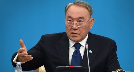 Назарбаев поручил наказать чиновников, ущемляющих русский язык