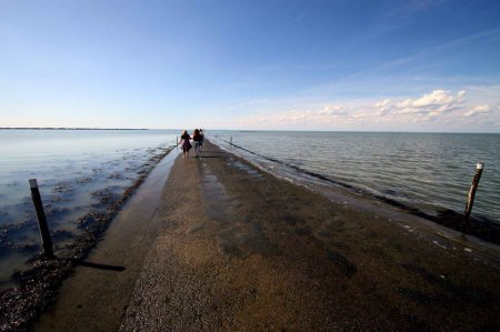 Удивительная дорога, дважды в сутки уходящая под воду