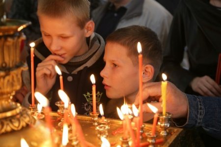 Дети из интерната пришли в храм на Пасху, чтобы попросить о счастливой семье