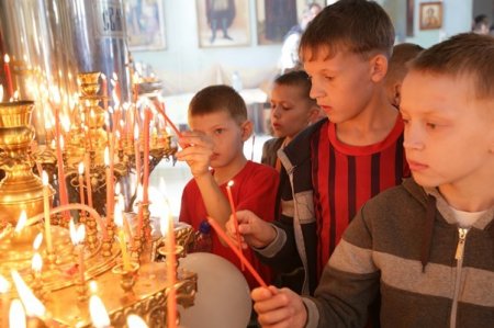 Дети из интерната пришли в храм на Пасху, чтобы попросить о счастливой семье