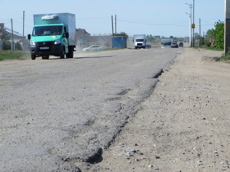 Водители бьют тревогу и жалуются во все инстанции на раздолбанные дороги в Затобольске и Заречном