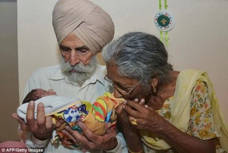 Зачем 72-летняя индийская женщина родила первенца