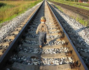 Чтобы не задавить 2-летнего ребенка в Костанае экстренно остановили тепловоз