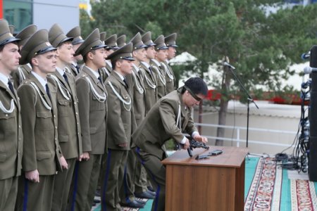 В Костанае на концерте в честь Дня защитника отечества не только пели, но и собирали автомат