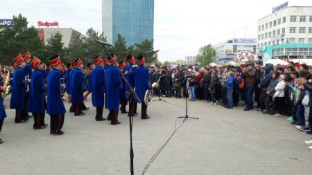 В Костанае на концерте в честь Дня защитника отечества не только пели, но и собирали автомат