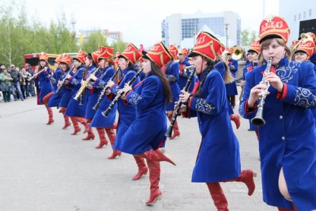 В Костанае на концерте в честь Дня защитника отечества не только пели, но и собирали автомат