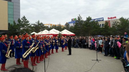 В Костанае на концерте в честь Дня защитника отечества не только пели, но и собирали автомат