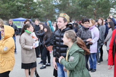 В Костанае на концерте в честь Дня защитника отечества не только пели, но и собирали автомат