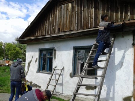 Одинокой 96-летней труженице тыла из Лисаковска добровольцы отремонтировали дом