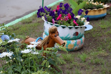 Пенсионерка из Костаная превратила двор обычной многоэтажки в удивительно дружелюбное и уютное пространство