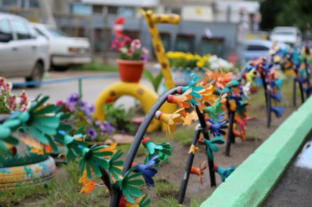 Пенсионерка из Костаная превратила двор обычной многоэтажки в удивительно дружелюбное и уютное пространство