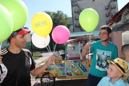 В два часа дня, после школьного звонка