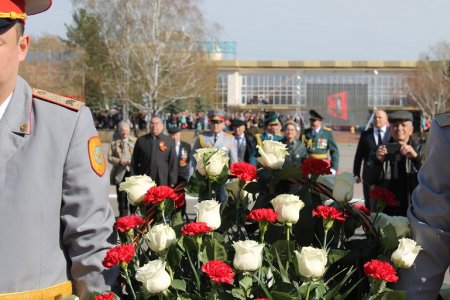 Площадь, обелиск, концерт