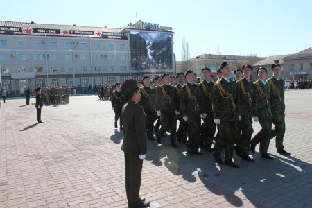 Площадь, обелиск, концерт