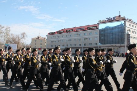 Площадь, обелиск, концерт