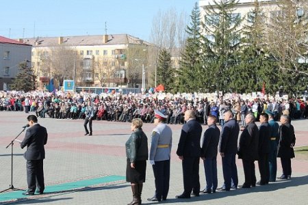 Площадь, обелиск, концерт