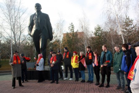 Пробег ретро-автомобилей посвятили 101-летию ВЛКСМ в Костанае